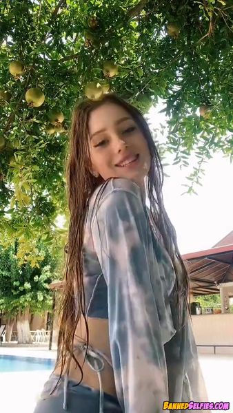 Joyce – Epic 18 Years Old Highschool Girl Nude Selfie
