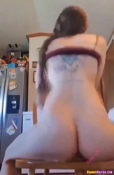 Aubrie – Young Girl Talked Into Nude Selfie On Instagram