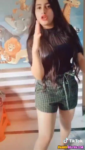 Azul – Amazing 19 Years Old Cheerleader Babe Nude Selfie