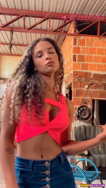 Camille – Amazing 21 Years Old Cheerleader Girl Nude Selfie