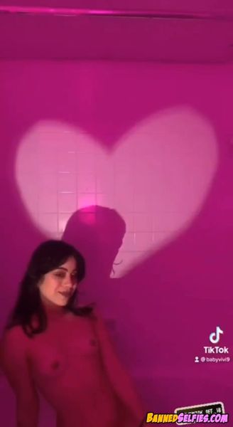 Deborah – Amazing 20 Years Old Cheerleader Girl Nude Instagram Selfie