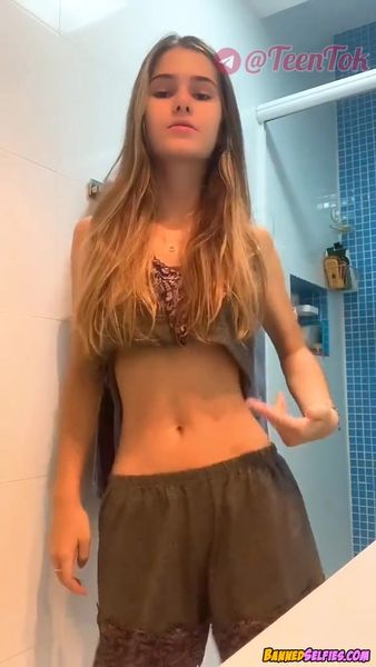 Jaden – Amazing 18 Years Old College Babe Nude Selfie