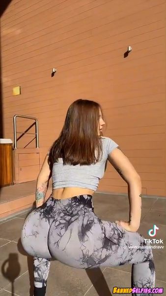 Janelle – Hot Tiktok Selfie