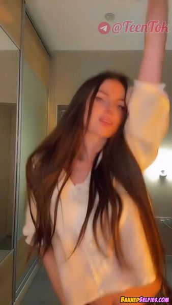 Jaylee – 18 Years Old Teen Girl Teases Perfect Body
