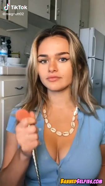 Julianne – Highschool Girl Talked Into Nude Selfie By Complete Stranger On Tiktok