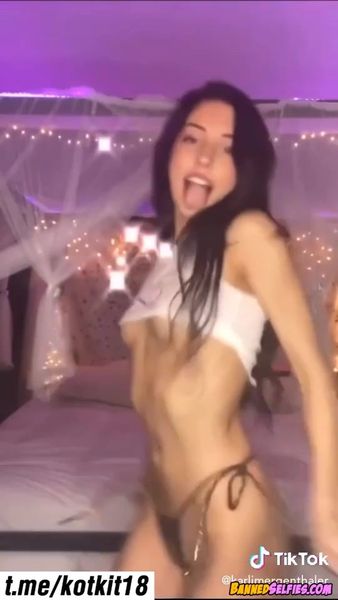 Katelyn – Quick Nude Tease 22 Years Old On Tiktok