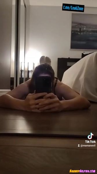 Mallory – Amazing 18 Years Old College Girl Nude Selfie