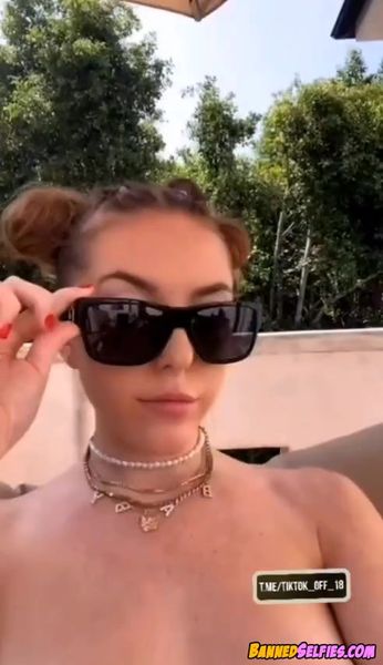 Mollie – Epic 19 Years Old Teen Girl Nude Instagram Selfie