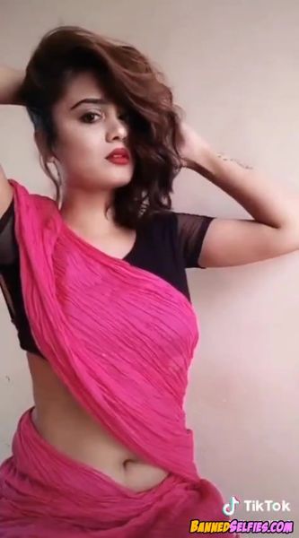 Noemi – Shy Teen Talked Into Nude Selfie