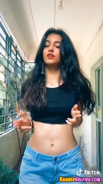 Rory – Teen Nude Tiktok Selfie