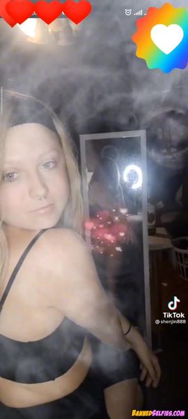 Savannah – 22 Years College Babe Epic Nude Selfie On Tiktok