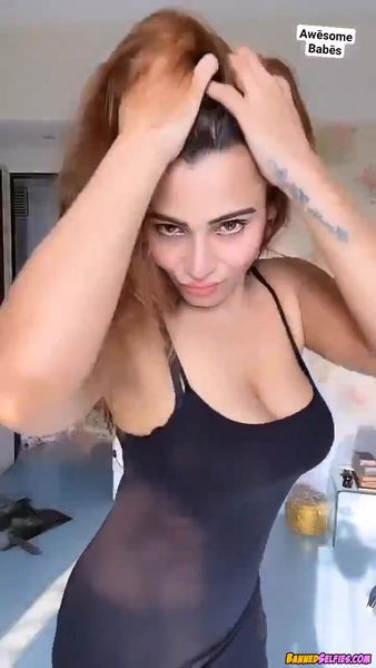 Sophie – Amazing 23 Years Old Cheerleader Girl Nude Instagram Selfie