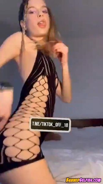 Sophie – Banned Nude Tease Shy Teen On Instagram